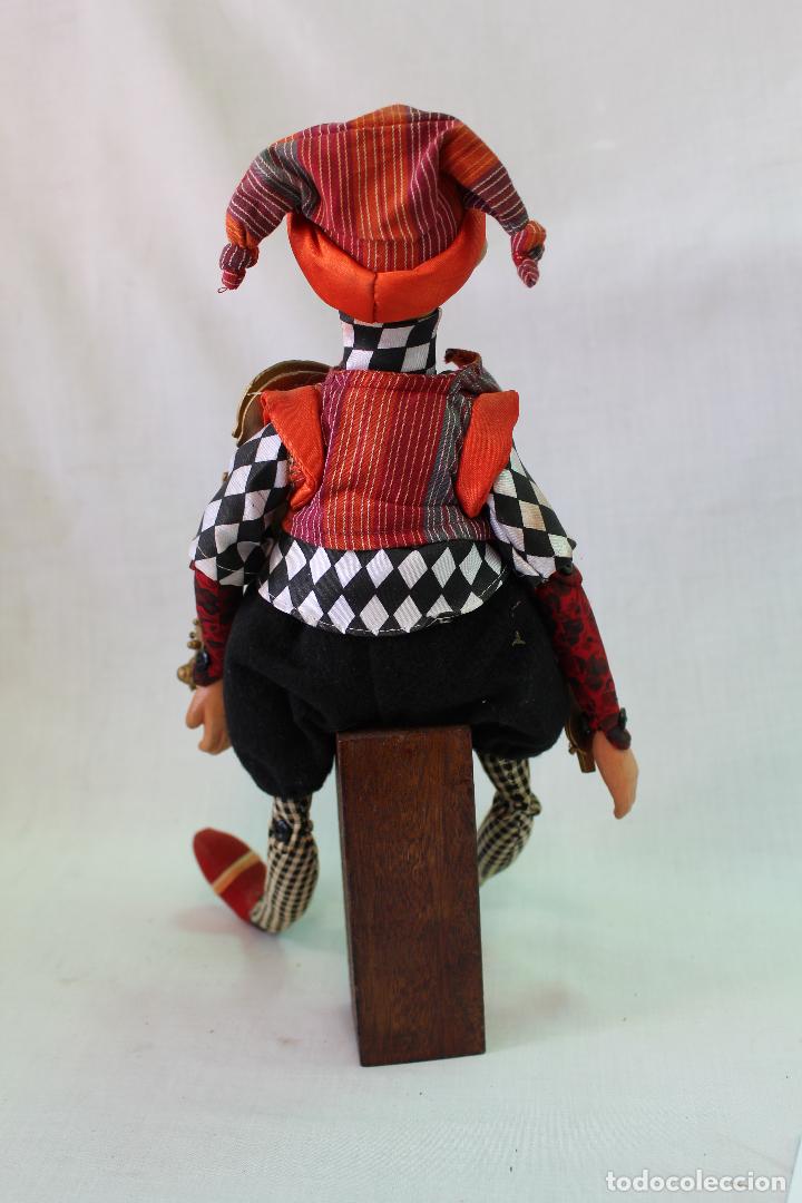Mu&ntilde;ecas modernas: mu&ntilde;eco violinista de trapo y taburete de madera - Foto 3