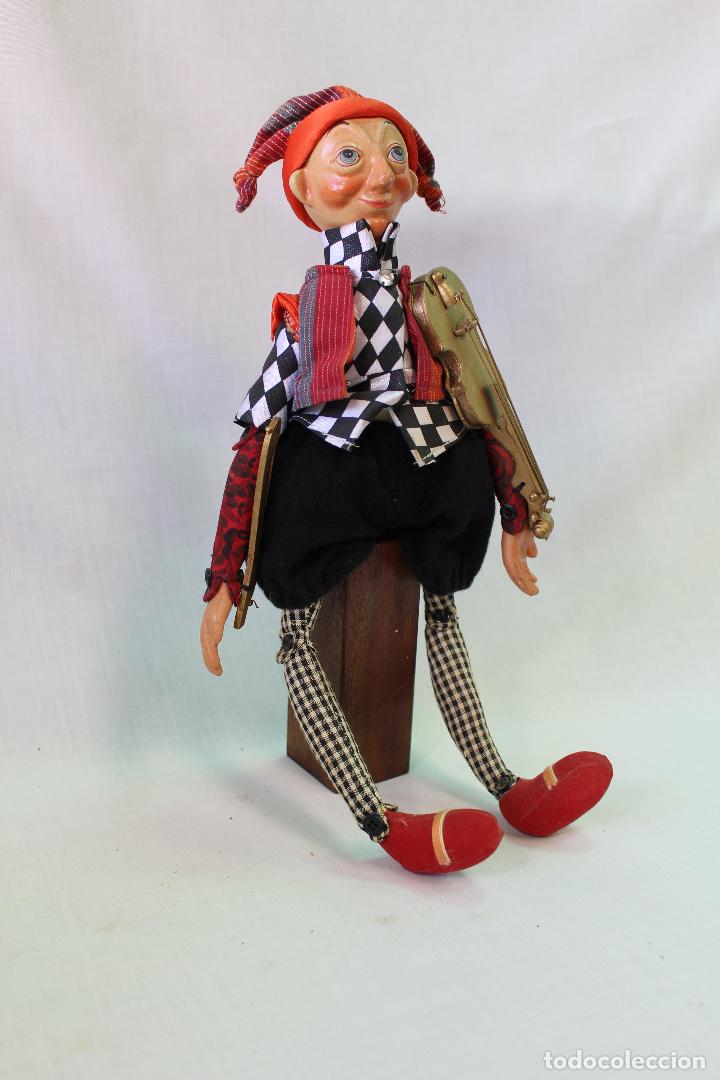Mu&ntilde;ecas modernas: mu&ntilde;eco violinista de trapo y taburete de madera - Foto 4