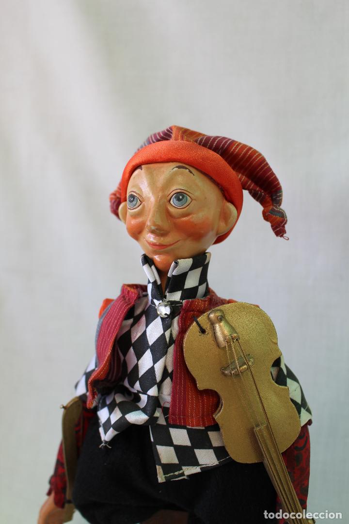 Mu&ntilde;ecas modernas: mu&ntilde;eco violinista de trapo y taburete de madera - Foto 5