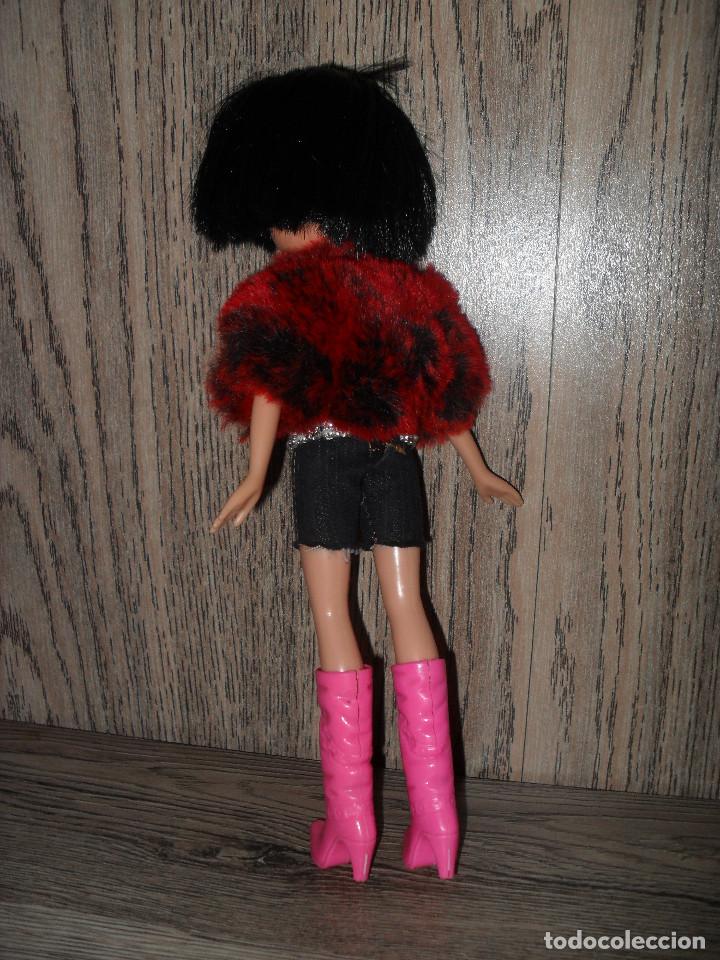 Mu&ntilde;ecas modernas: Par de Botas que sirven a Mu&ntilde;eca Bratz - Foto 2