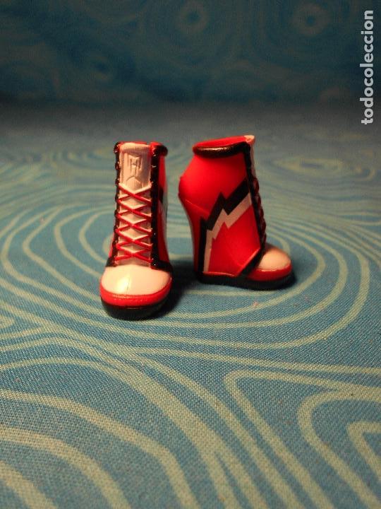 Mu&ntilde;ecas modernas: ZAPATOS ORIGINALES MU&Ntilde;ECA MOSNTER HIGH - Foto 1