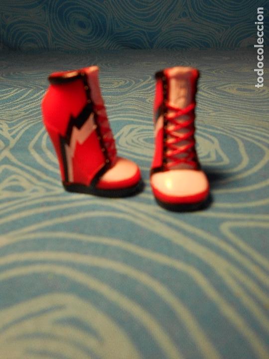 Mu&ntilde;ecas modernas: ZAPATOS ORIGINALES MU&Ntilde;ECA MOSNTER HIGH - Foto 2