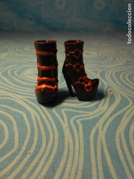 Mu&ntilde;ecas modernas: ZAPATOS ORIGINALES MU&Ntilde;ECA MOSNTER HIGH - Foto 1