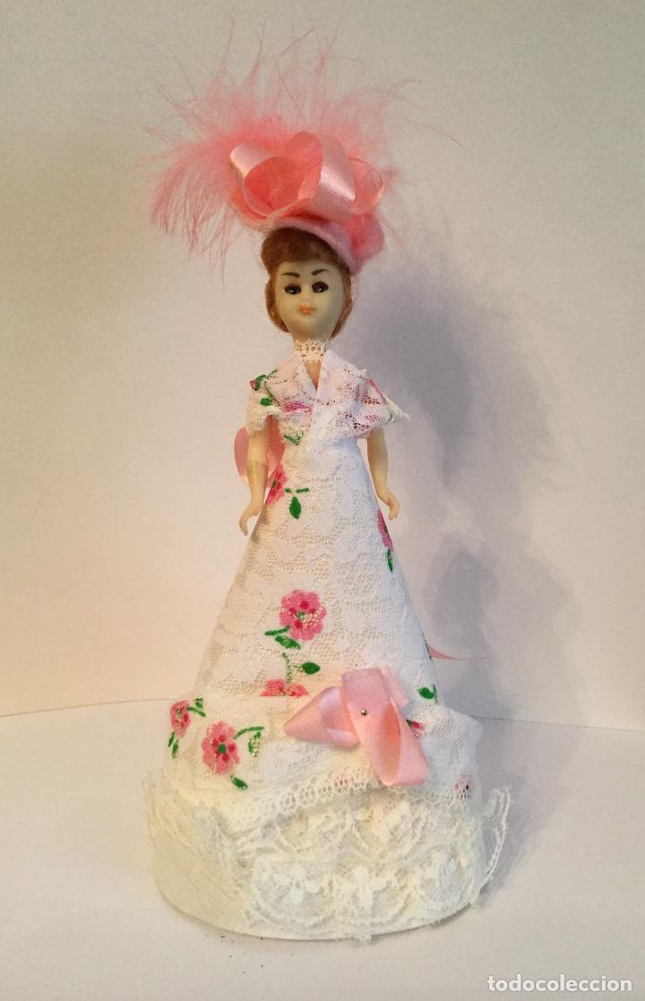 Mu&ntilde;ecas modernas: ANTIGUA MU&Ntilde;ECA DE CELULOIDE OJOS DURMIENTES VESTIDA DE DAMA - Foto 1