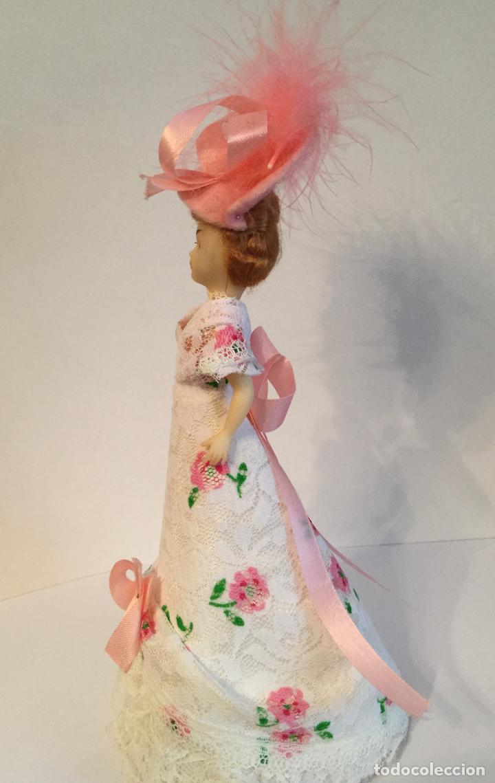 Mu&ntilde;ecas modernas: ANTIGUA MU&Ntilde;ECA DE CELULOIDE OJOS DURMIENTES VESTIDA DE DAMA - Foto 2