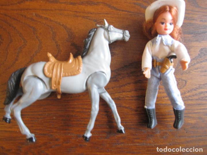 Mu&ntilde;ecas modernas: Mu&ntilde;eca peque&ntilde;a con caballo - Foto 1