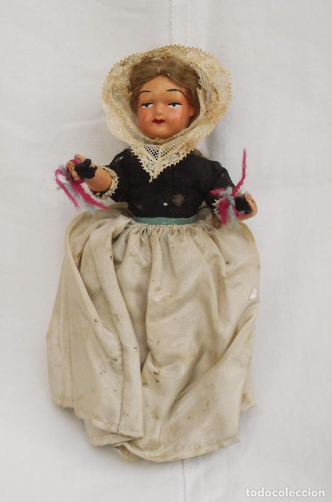Mu&ntilde;ecas modernas: MU&Ntilde;ECA DE PASTA DE MADERA CON VESTIDO REGIONAL - Foto 1