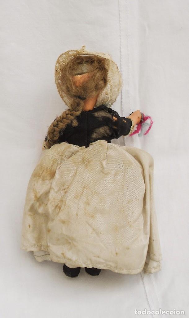 Mu&ntilde;ecas modernas: MU&Ntilde;ECA DE PASTA DE MADERA CON VESTIDO REGIONAL - Foto 2