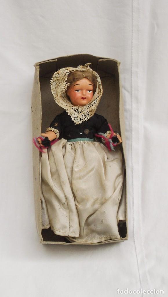 Mu&ntilde;ecas modernas: MU&Ntilde;ECA DE PASTA DE MADERA CON VESTIDO REGIONAL - Foto 5