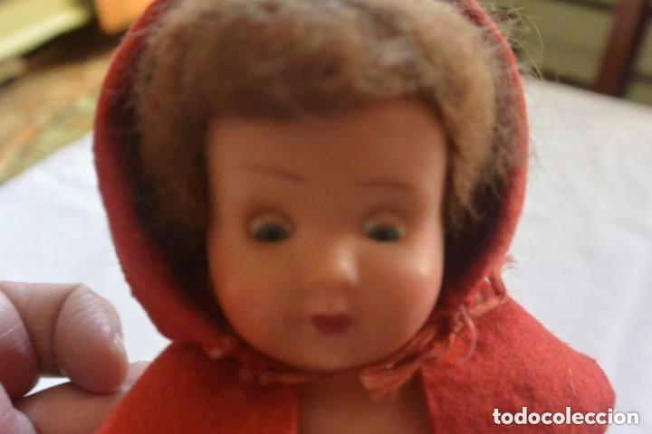 Mu&ntilde;ecas modernas: Mu&ntilde;eca CAPERUCITA ROJA francesa celuloide y pl&aacute;stico con ropa de fieltro - Foto 2