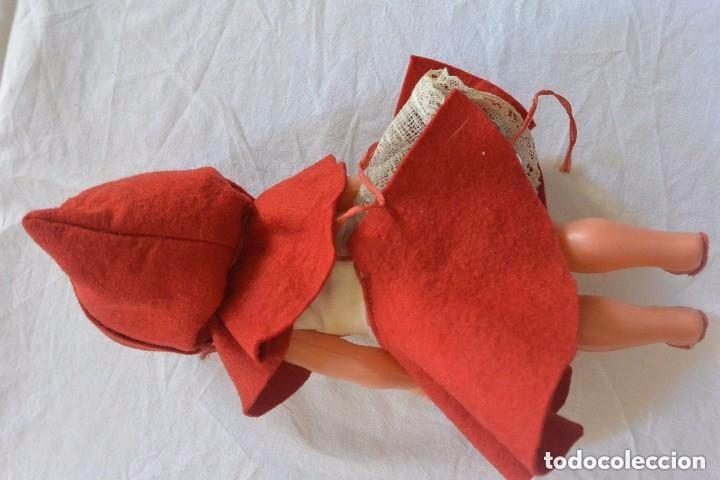 Mu&ntilde;ecas modernas: Mu&ntilde;eca CAPERUCITA ROJA francesa celuloide y pl&aacute;stico con ropa de fieltro - Foto 3