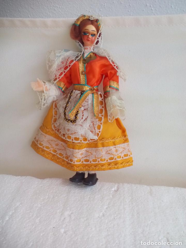 Mu&ntilde;ecas modernas: Mu&ntilde;eca, con traje t&iacute;pico o de &eacute;poca. 17,5 cm - Foto 1