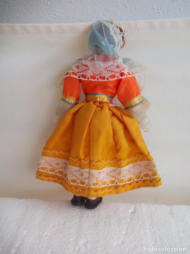 Mu&ntilde;ecas modernas: Mu&ntilde;eca, con traje t&iacute;pico o de &eacute;poca. 17,5 cm - Foto 2
