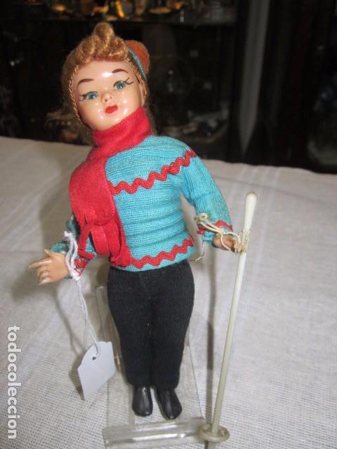 Mu&ntilde;ecas modernas: Antigua mu&ntilde;eca esquiadora de celuloide. 14,5 cms. altura. - Foto 1