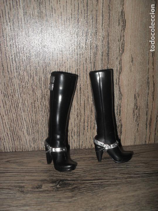 Mu&ntilde;ecas modernas: botas mu&ntilde;eca moxie teenz 2010 - Foto 1
