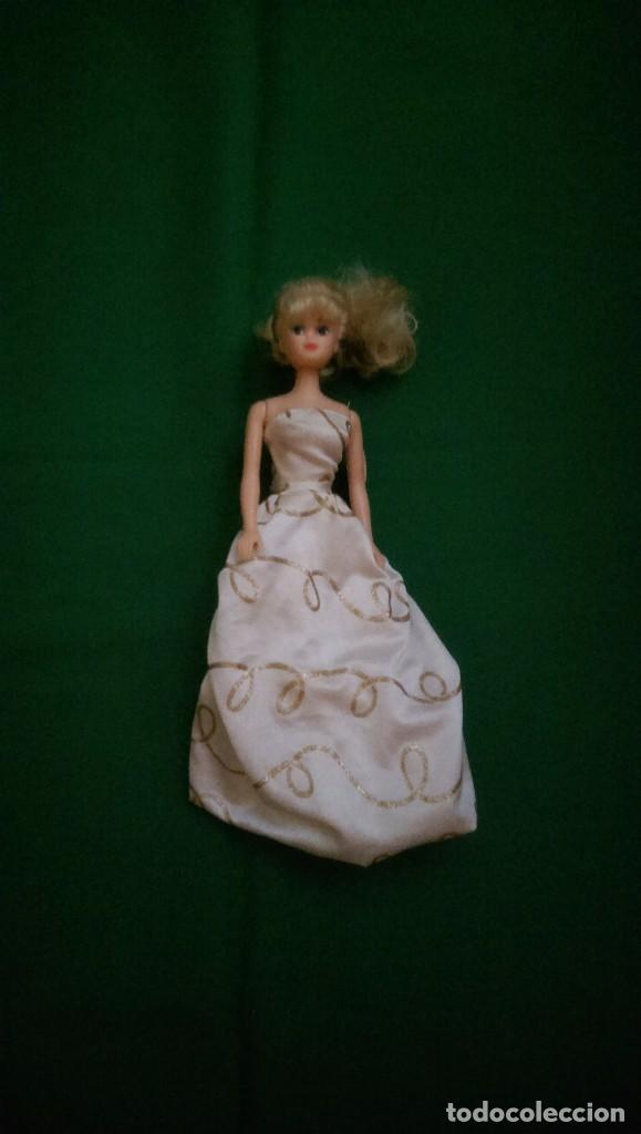 Mu&ntilde;ecas modernas: MU&Ntilde;ECA VESTIDO BLANCO Y DORADO - Foto 1