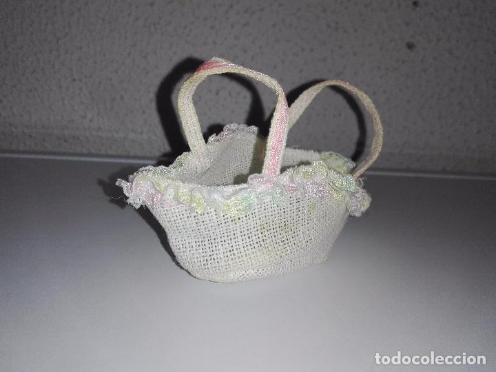 Mu&ntilde;ecas modernas: Cesto para mu&ntilde;eca bebe de Barbie ubc - Foto 1