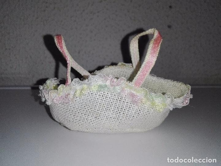 Mu&ntilde;ecas modernas: Cesto para mu&ntilde;eca bebe de Barbie ubc - Foto 2