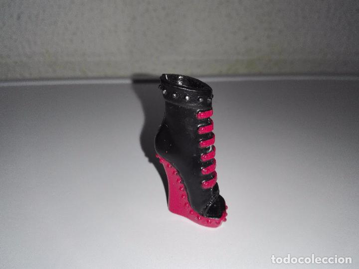 Mu&ntilde;ecas modernas: Zapato de mu&ntilde;eca monster high ubc - Foto 1