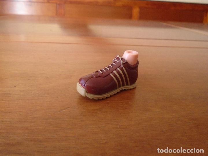 Mu&ntilde;ecas modernas: PIE DE MU&Ntilde;ECA BRATZ CON ZAPATILLAS DE DEPORTE - Foto 1