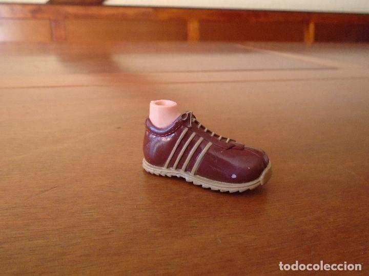 Mu&ntilde;ecas modernas: PIE DE MU&Ntilde;ECA BRATZ CON ZAPATILLAS DE DEPORTE - Foto 2
