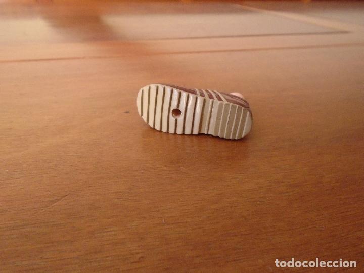 Mu&ntilde;ecas modernas: PIE DE MU&Ntilde;ECA BRATZ CON ZAPATILLAS DE DEPORTE - Foto 3