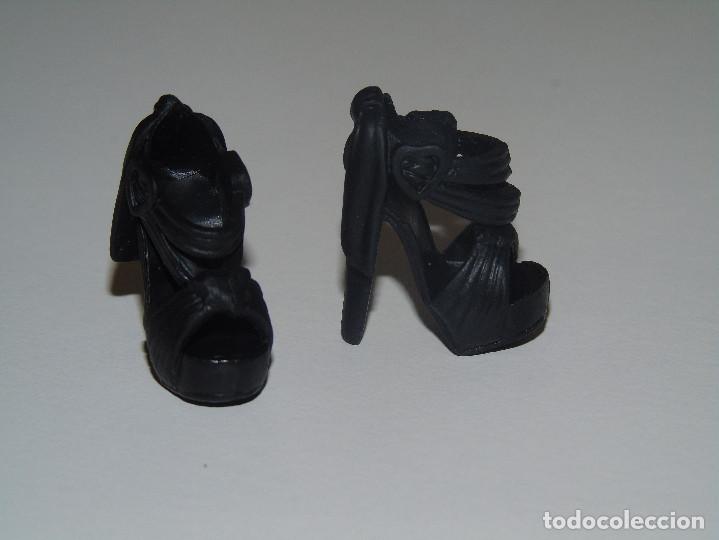Mu&ntilde;ecas modernas: Par de Zapatos Negros Mu&ntilde;eca Barbie - Foto 1