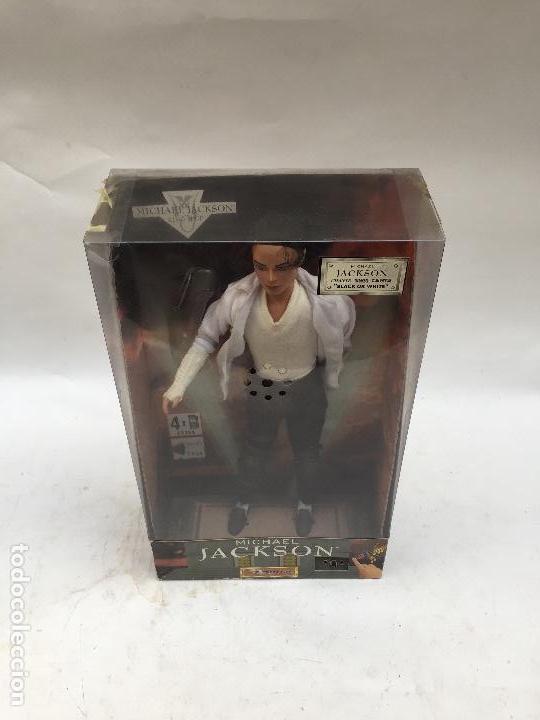 Mu&ntilde;ecas modernas: MICHAEL JACKSON EN SU CAJA ,TEMA BLACK OR WHITE , FUNCIONANDO ,1997 - Foto 2