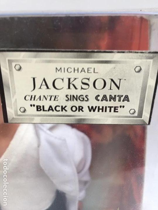 Mu&ntilde;ecas modernas: MICHAEL JACKSON EN SU CAJA ,TEMA BLACK OR WHITE , FUNCIONANDO ,1997 - Foto 3