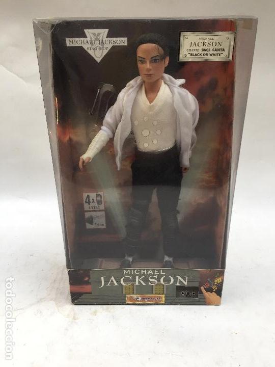 Mu&ntilde;ecas modernas: MICHAEL JACKSON EN SU CAJA ,TEMA BLACK OR WHITE , FUNCIONANDO ,1997 - Foto 1