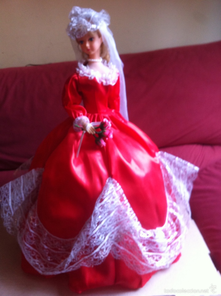 muñeca con vestido rojo