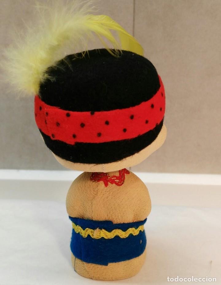 Mu&ntilde;ecas modernas: Mu&ntilde;eco Indio tipo Kokeshi - Foto 2