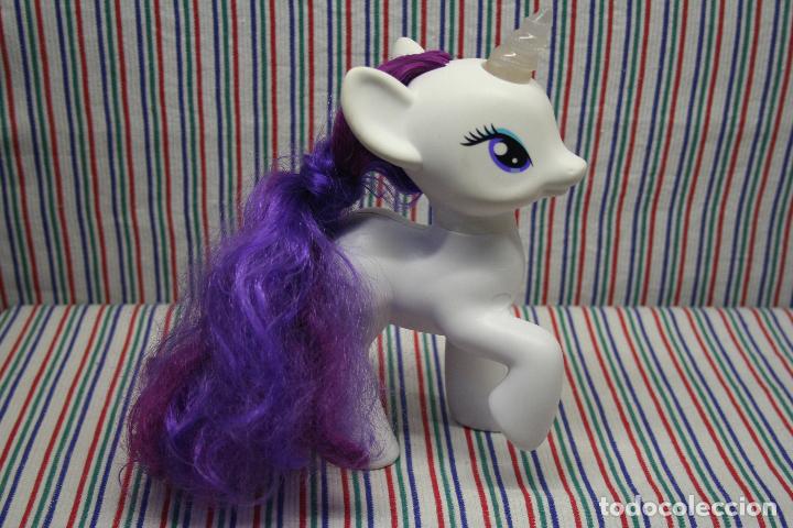 Mu&ntilde;ecas modernas: PONY UNICORNIO CON LUZ DE HASBRO - Foto 2