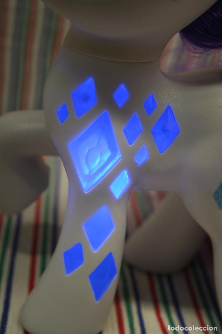 Mu&ntilde;ecas modernas: PONY UNICORNIO CON LUZ DE HASBRO - Foto 10
