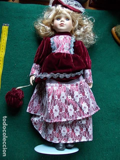 Mu&ntilde;ecas modernas: Mu&ntilde;eca, vestido y soporte grande - Foto 1