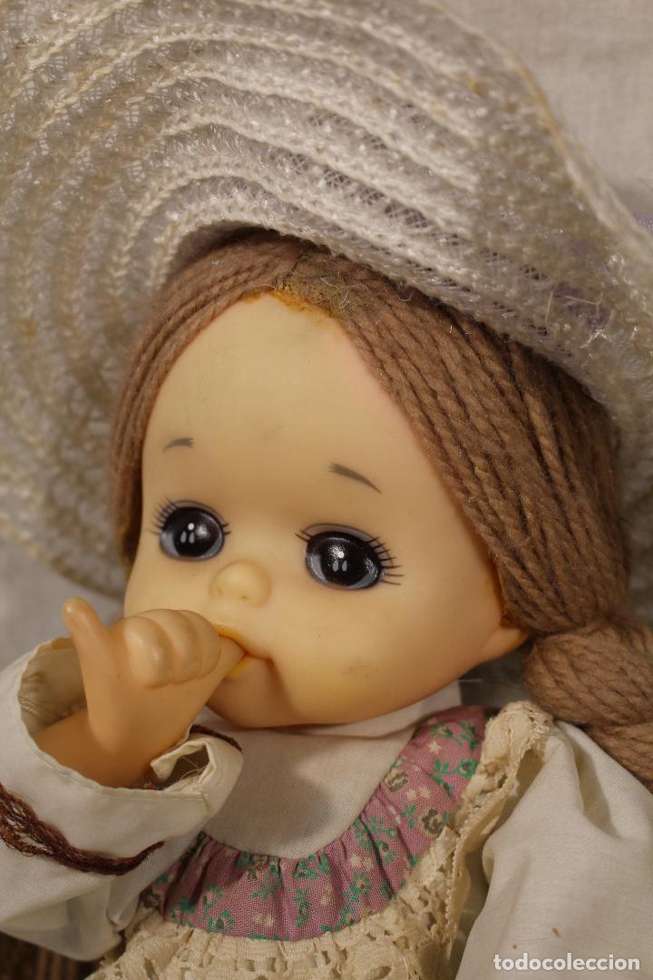 Mu&ntilde;ecas modernas: mu&ntilde;eca con el dedo en la boca - Foto 1