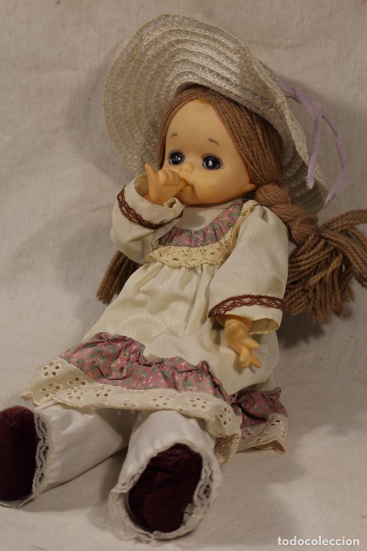 Mu&ntilde;ecas modernas: mu&ntilde;eca con el dedo en la boca - Foto 2