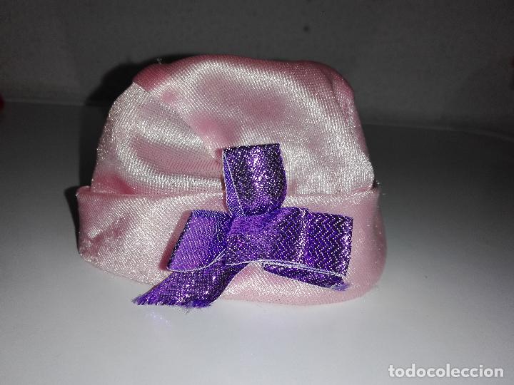Mu&ntilde;ecas modernas: Gorro para mu&ntilde;eca bebe - Foto 2