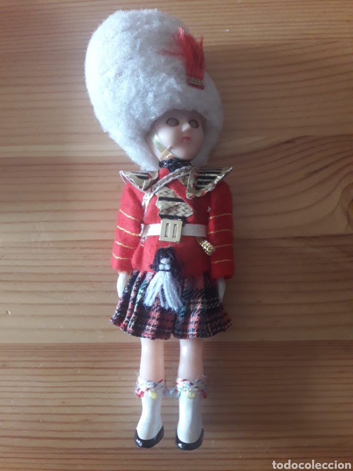 Mu&ntilde;ecas modernas: Mu&ntilde;eca guardia real abre y cierra los ojos - Foto 1