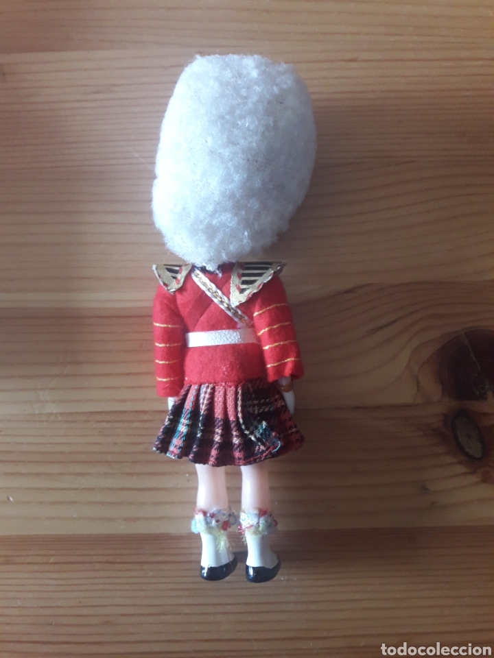 Mu&ntilde;ecas modernas: Mu&ntilde;eca guardia real abre y cierra los ojos - Foto 2