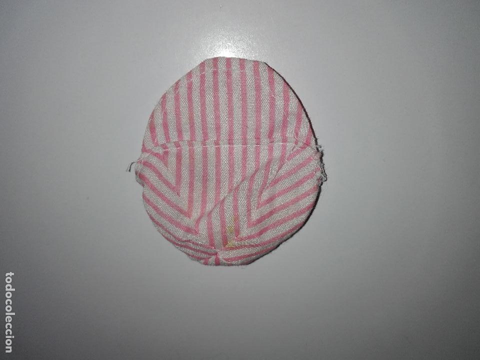 Mu&ntilde;ecas modernas: Gorro para mu&ntilde;eco bebe de barbie - Foto 1