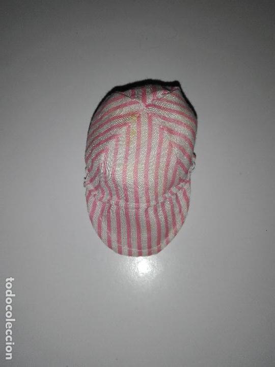 Mu&ntilde;ecas modernas: Gorro para mu&ntilde;eco bebe de barbie - Foto 2