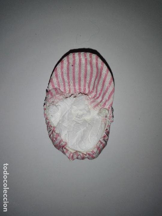 Mu&ntilde;ecas modernas: Gorro para mu&ntilde;eco bebe de barbie - Foto 3