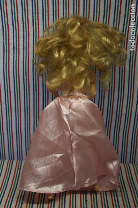 Mu&ntilde;ecas modernas: SPIN MASTER, MU&Ntilde;ECA ARTICULADA A&Ntilde;O 2009 - Foto 3