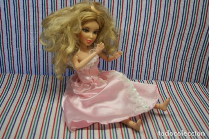 Mu&ntilde;ecas modernas: SPIN MASTER, MU&Ntilde;ECA ARTICULADA A&Ntilde;O 2009 - Foto 4