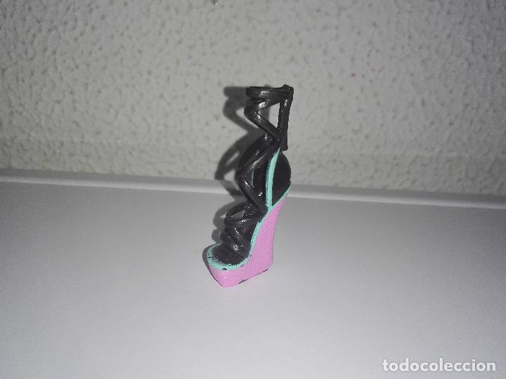 Mu&ntilde;ecas modernas: Zapato de mu&ntilde;eca monster high Cam1 - Foto 1