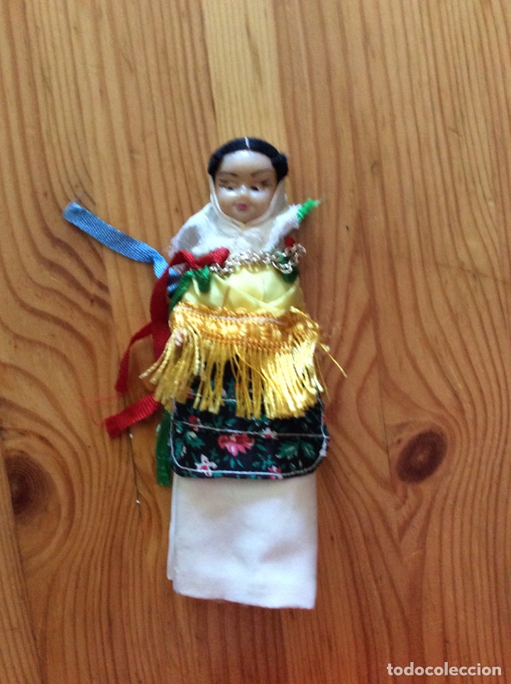 Mu&ntilde;ecas modernas: Mu&ntilde;eca tradicional regional mueve los ojos - Foto 1