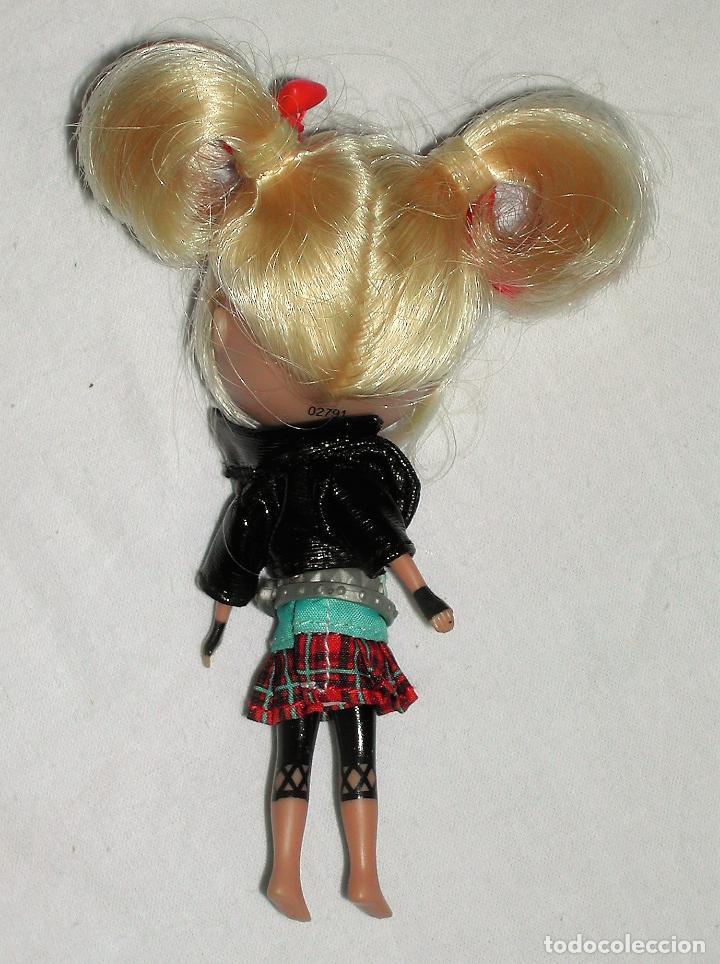 Mu&ntilde;ecas modernas: Mu&ntilde;eca Mini Blythe pelo a mechas rojas. - Foto 3