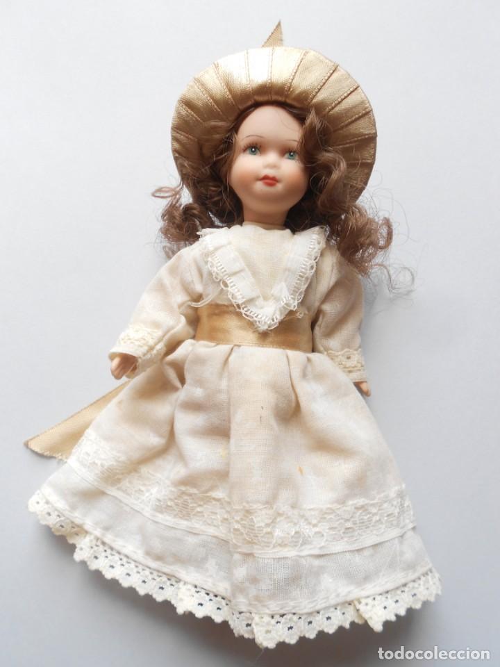 Mu&ntilde;ecas modernas: Mu&ntilde;eca de porcelana - Foto 1
