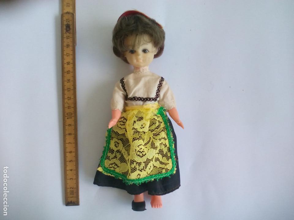 Mu&ntilde;ecas modernas: MU&Ntilde;ECA CON TRAJE T&Iacute;PICO O REGIONAL. - Foto 1